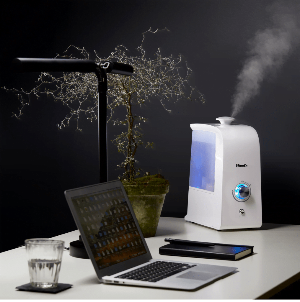 Ultrasonic humidifier improving dry air in home office